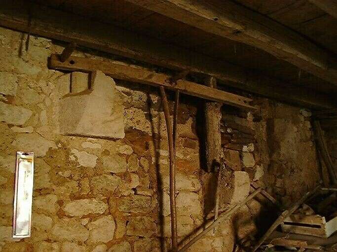 Bâtiment sud-ouest, intérieur, vestiges de cheminées.