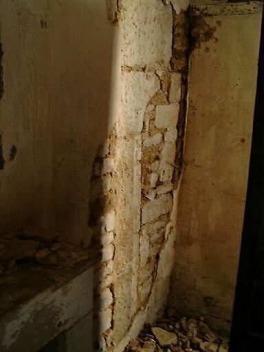 Bâtiment sud-ouest, intérieur, vestiges d'une baie cintrée.