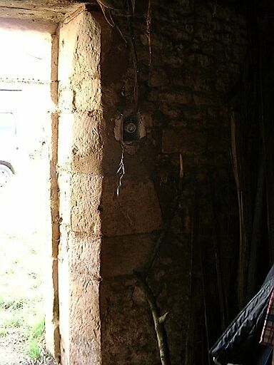 Bâtiment sud-ouest, intérieur, encadrement chanfreinée d'une porte donnant sur la cour sud.