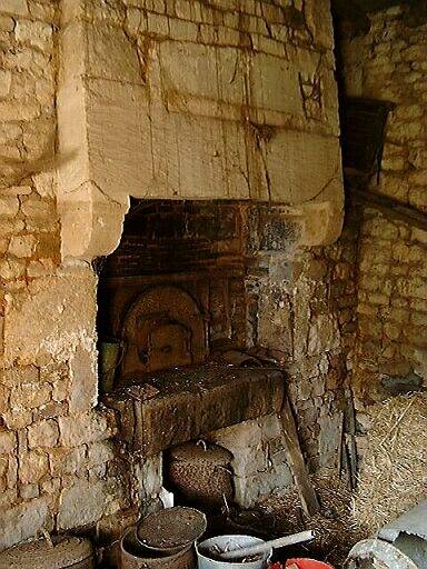 Communs, four au bout du hangar fermant au nord la cour ouest.