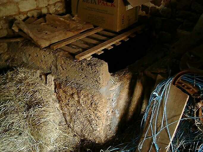 Communs, four, cendrier dans l'angle opposé à la gueule du four.