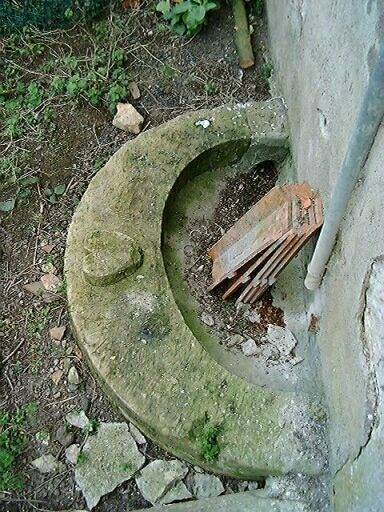 Partie de bassin (?) daté 1724.