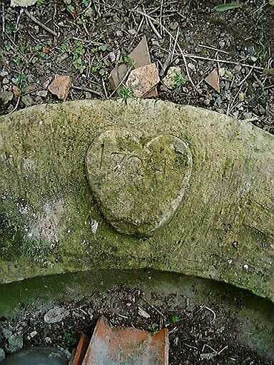 Partie de bassin (?), détail du coeur daté.