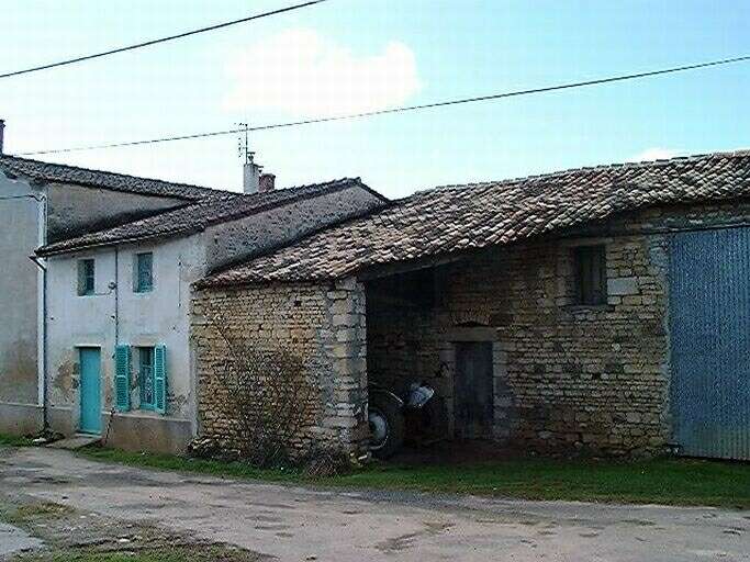 L'ancien logis, élévation antérieure est, et dépendances adossées, vue prise du nord-est.
