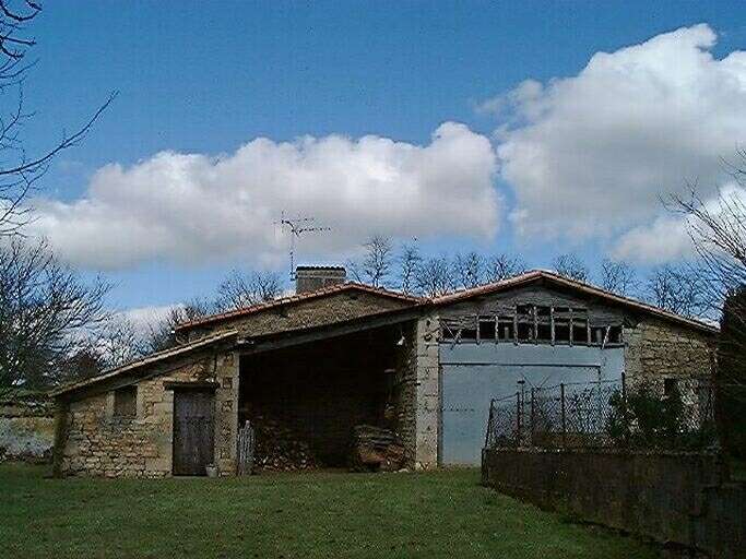 Dépendances agricoles à l'ouest, construites après 1818, vue prise du sud.