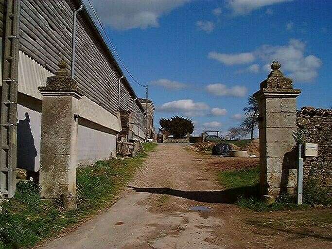 Portail d'accès à la propriété, piliers maçonnés, vue prise de l'ouest.