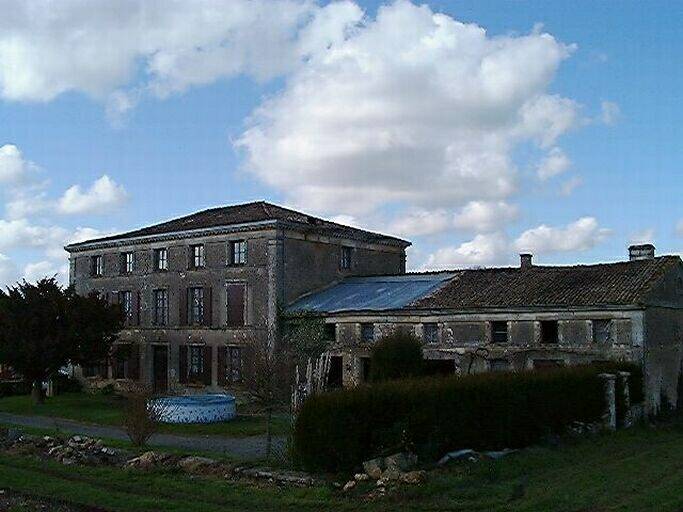 Logis daté 1863 et communs, vue prise du sud-est.