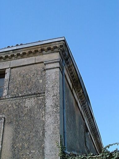 Logis, élévation antérieure, détail du pilastre d'angle, des corniches à denticules et du bandeau d'appui.