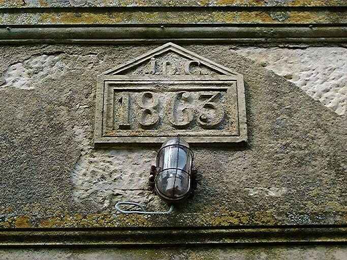 Détail de la date au-dessus de la porte.