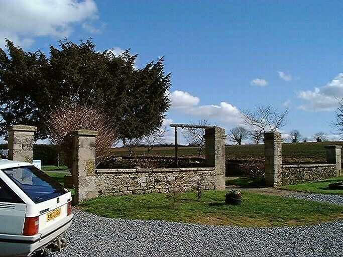 Logis, cour clos au sud, élévation ouest de la clôture percée de portes piétonnes.