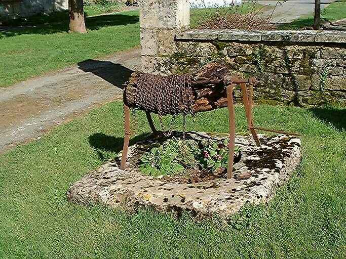 Logis, cour clos au sud, puits au ras du sol à l'extérieur de la clôture à l'ouest.