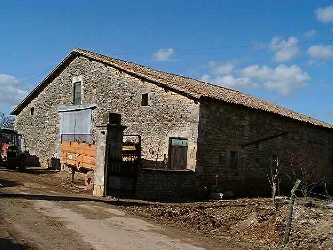 Dépendances agricoles, grange-étable au nord (à l'emplacement du bâtiment allongé et la tour accolée), vue d'ensemble prise du sud.