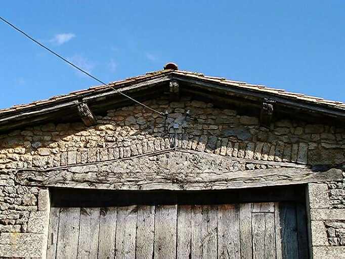 Dépendances agricoles, grange-étable au nord-est de la parcelle 134, élévation antérieure nord-ouest, détail du linteau du portail d'accès surmonté d'un arc de décharge.
