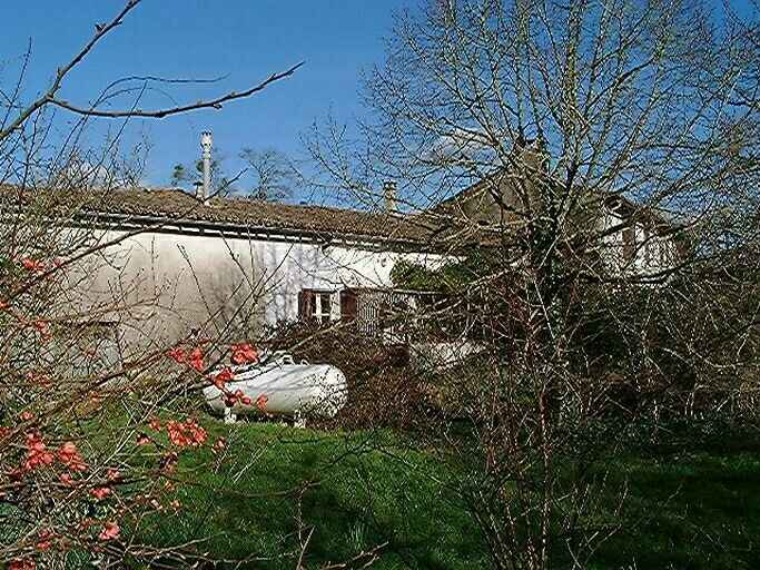 Dépendances dans le prolongement ouest du logis, vue prise de l'ouest.