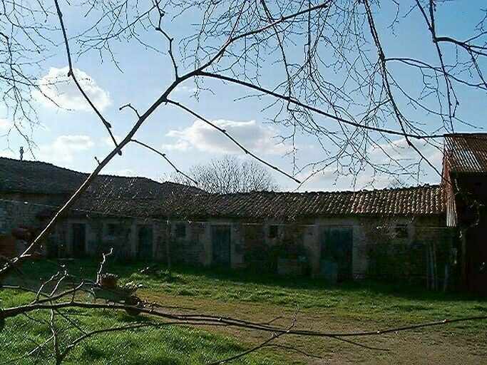 Dépendances agricoles, toits à porcs, poulailler, construites en retour d'équerre sur l'élévation postérieure des dépendances bâties dans le prolongement ouest du logis, vue prise de l'est.