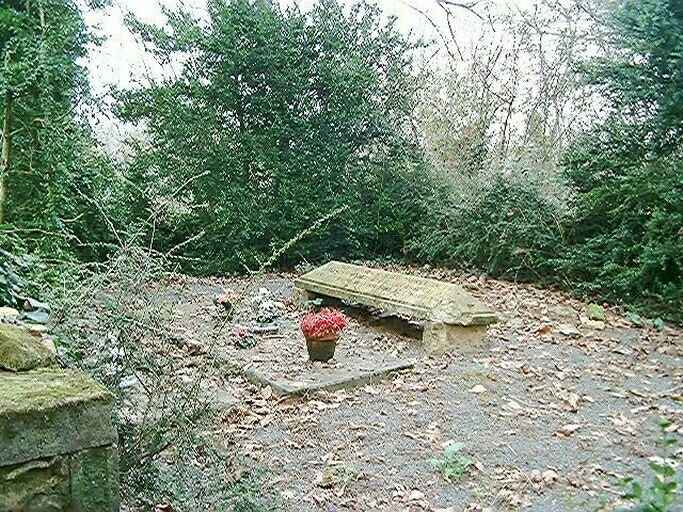 Cimetière privé, vue depuis l'entrée.