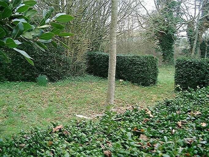 Cimetière privé au lieu-dit les Micheleries, clos de bois taillis et de haies entretenues, tombe à peine matérialisée.
