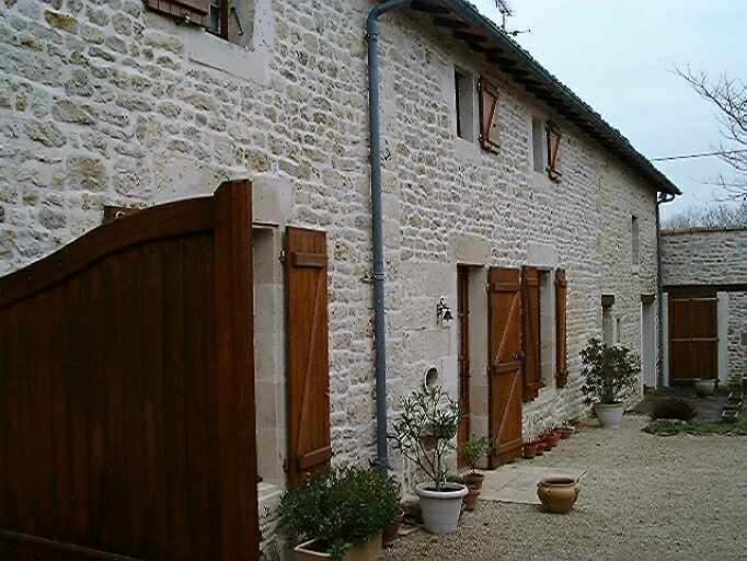 Logis accolé au sud de l'ancien plan massé et prolongé par des communs, vue prise du nord.