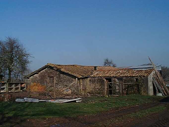 Dépendances agricoles, toits, bergerie et poulailler, vue prise du sud.