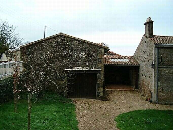 Logis, élévation latérale gauche, et dépendance, vue prise de l'ouest.