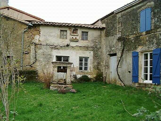 Logis secondaire (?), élévation antérieure, vue prise de l'est.