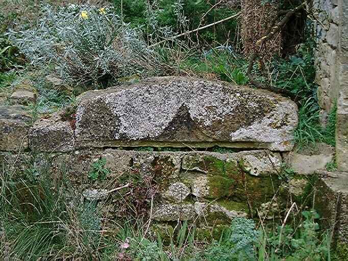 Linteau à accolade déposé à Argentière.