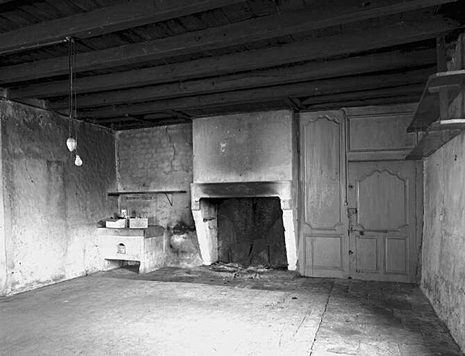 Logis, intérieur, rez-de-chaussée, première pièce à gauche, cheminée et le potager