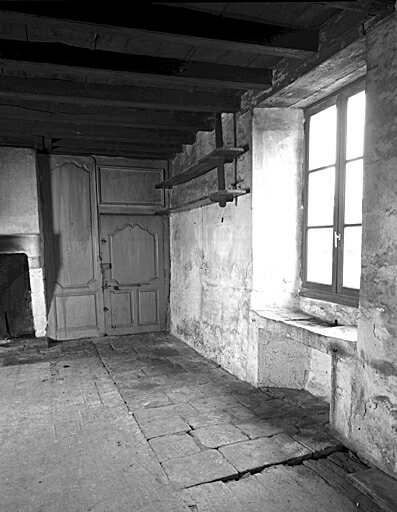 Logis, intérieur, rez-de-chaussée, première pièce à gauche, évier aménagé dans l'ébrasement de la fenêtre, porte d'entrée et boiserie