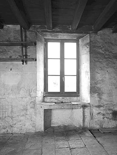 Logis, intérieur, rez-de-chaussée, première pièce à gauche, l'évier aménagé dans l'ébrasement de la fenêtre
