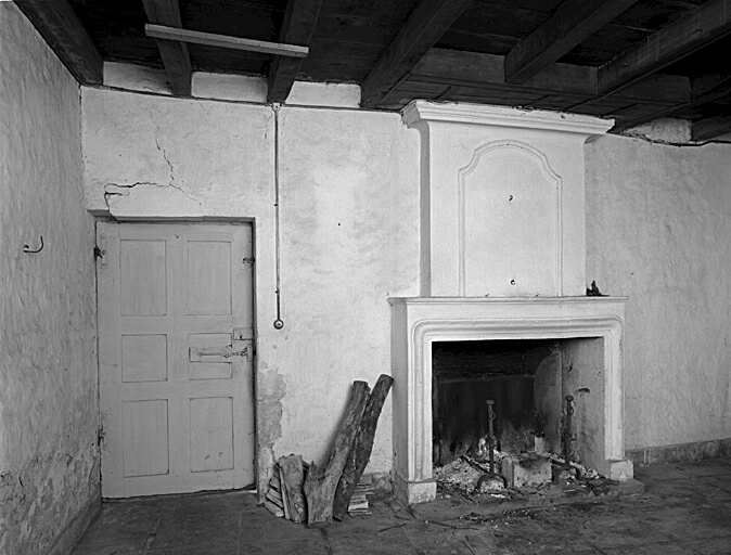 Logis, intérieur, rez-de-chaussée, deuxième pièce à gauche, vue de la cheminée