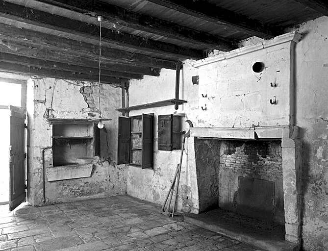 Logis, intérieur, rez-de-chaussée, troisième pièce à gauche, cheminée, placard et évier
