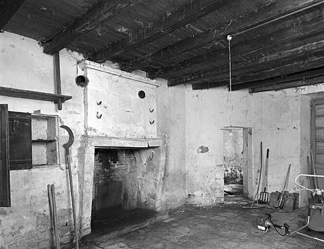 Logis, intérieur, rez-de-chaussée, troisième pièce à gauche, cheminée et porte donnant accès à la tour est