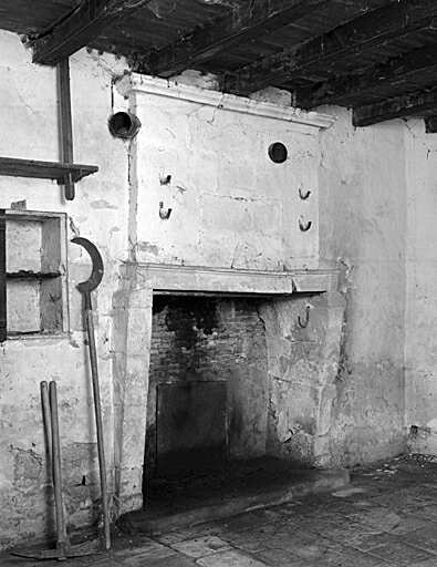 Logis, intérieur, rez-de-chaussée, troisième pièce à gauche, cheminée engagée (largeur 173 cm, trumeau 160 cm)