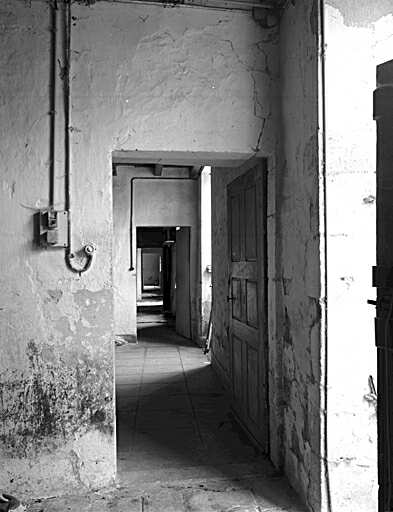 Logis, intérieur, rez-de-chaussée, couloir de circulation vu depuis la troisième pièce à gauche