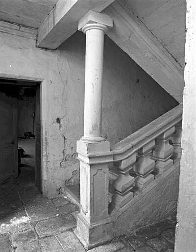 Logis, intérieur, rez-de-chaussée, couloir d'entrée dallé en pierre, départ de l'escalier en pierre