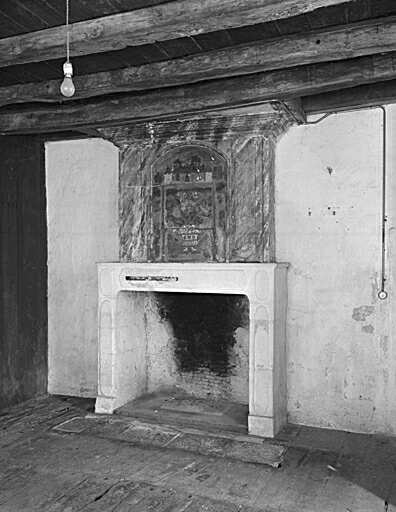 Logis, intérieur, rez-de-chaussée, première pièce à droite, vue de la cheminée