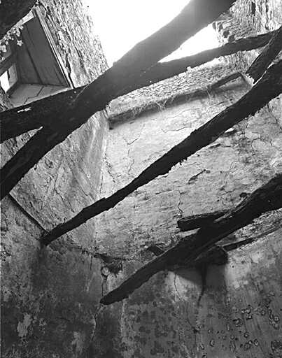 Logis, intérieur, rez-de-chaussée, tour sud, vue vers le haut (circulaire en bas et carrée en haut)