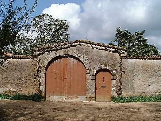 Portail et porte piétonne donnant accès à la cour, vue prise du sud.
