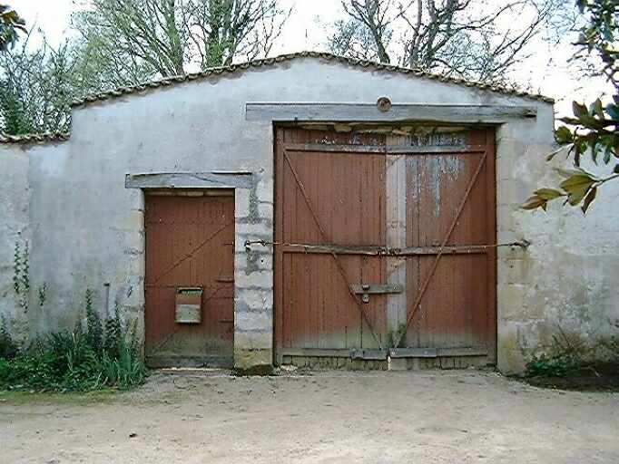 Portail et porte piétonne, vue du revers.