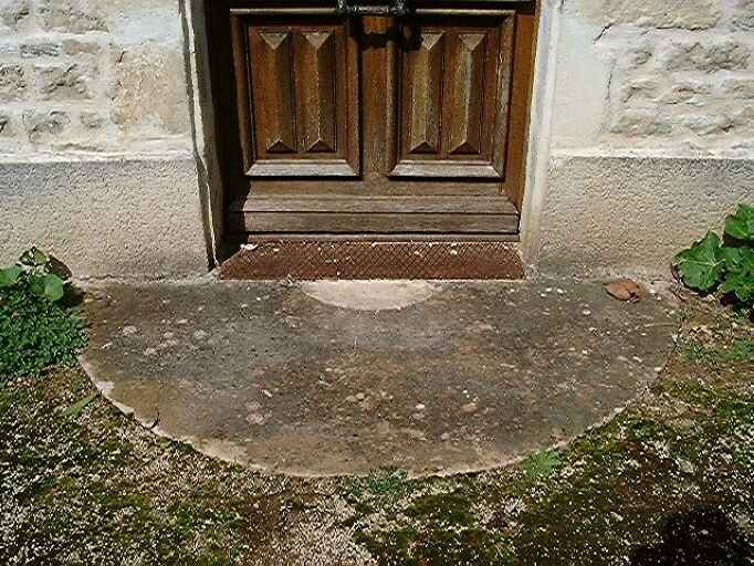 Logis, élévation antérieure sud, détail de la pierre de seuil.