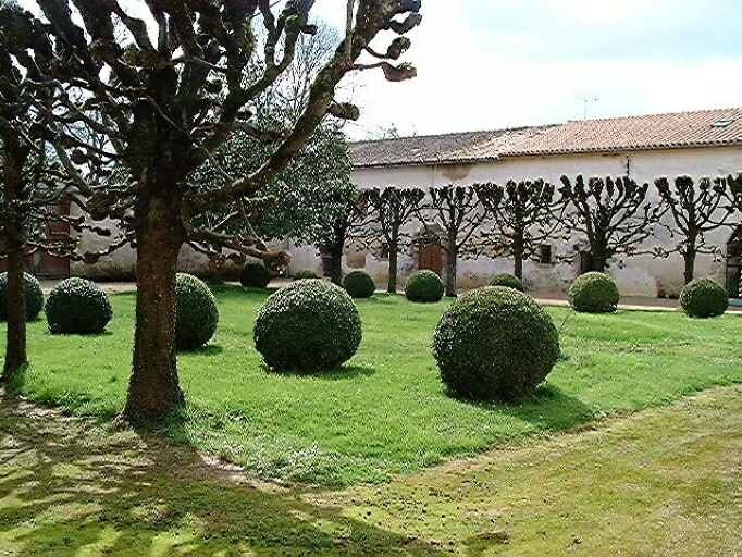 Cour intérieure, vue prise depuis l'angle nord-est vers l'aile en retour d'équerre des dépendances ouest (grange, transformée en chapelle, et écurie).