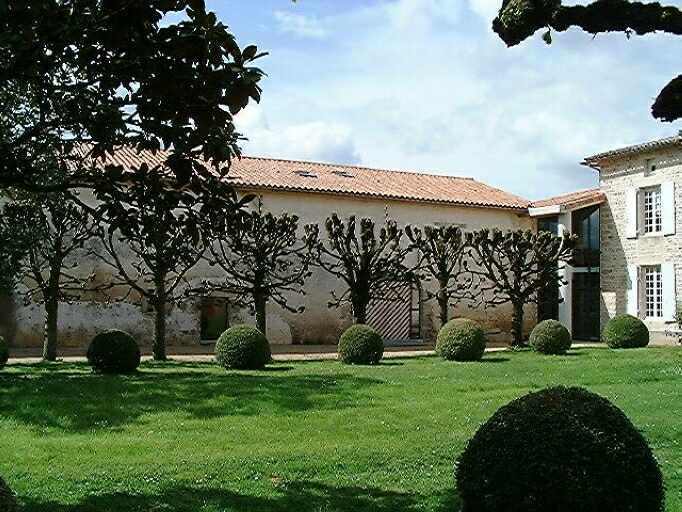 Cour intérieure, vue prise depuis l'intérieur de l'angle sud-ouest vers le logis et le bâtiment neuf faisant la jonction entre l'aile en retour d'équerre ouest (chapelle).