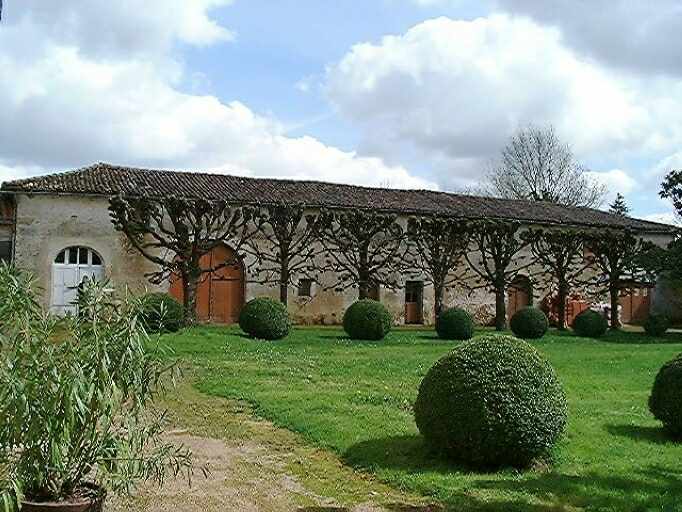 Cour intérieure, vue prise depuis l'angle nord-ouest vers l'aile en retour d'équerre est.