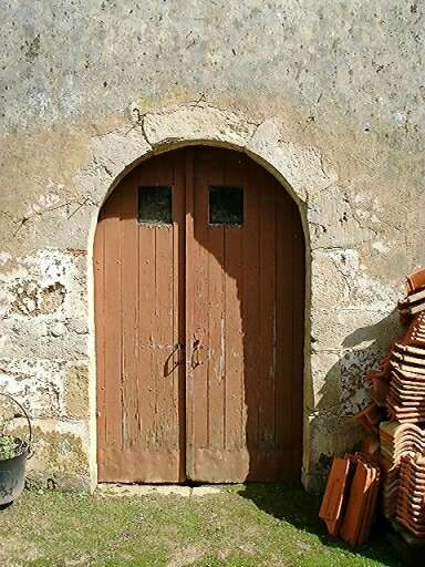 L'aile en retour d'équerre est, élévation antérieure sur cour, porte d'accès à l'écurie.