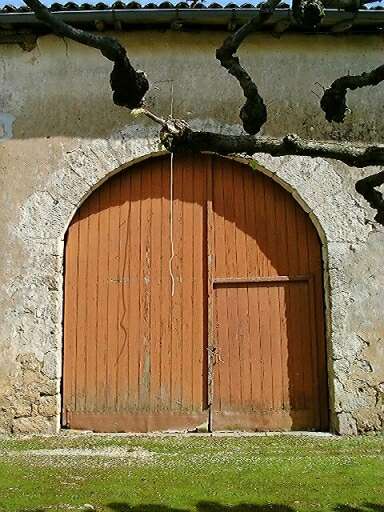 L'aile en retour d'équerre est, élévation antérieure sur cour, grange, portail d'accès.