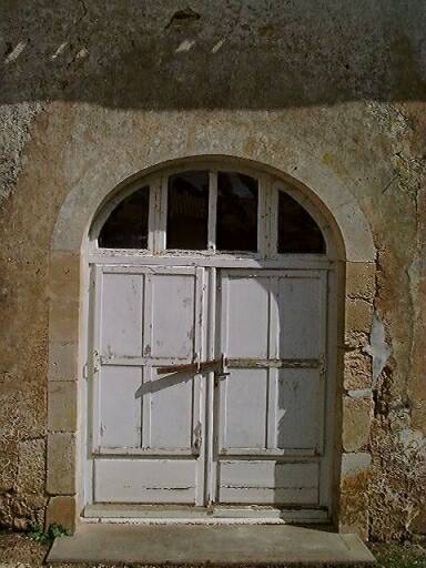L'aile en retour d'équerre est, élévation antérieure sur cour, débarras, porte d'accès.