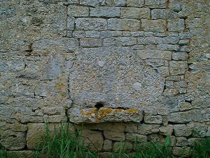 L'aile en retour d'équerre est, élévation postérieure est sur parking, détail d'un évier surmonté d'une pierre contrepoids monolithe.