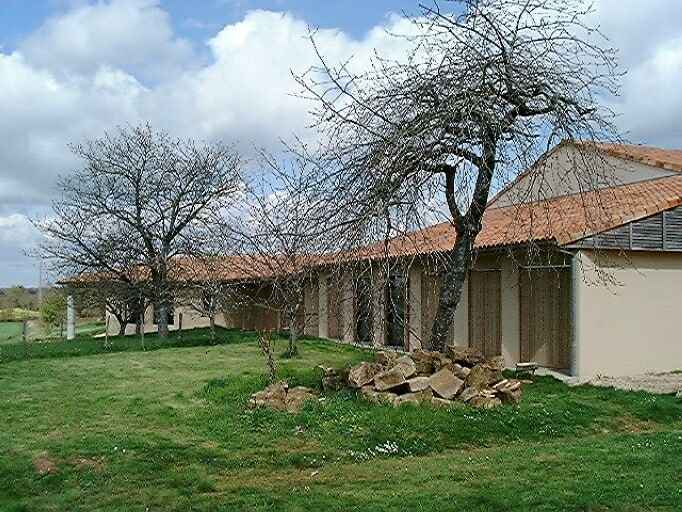 Logis et constructions du monastère, élévations ouest, vue prise du sud.
