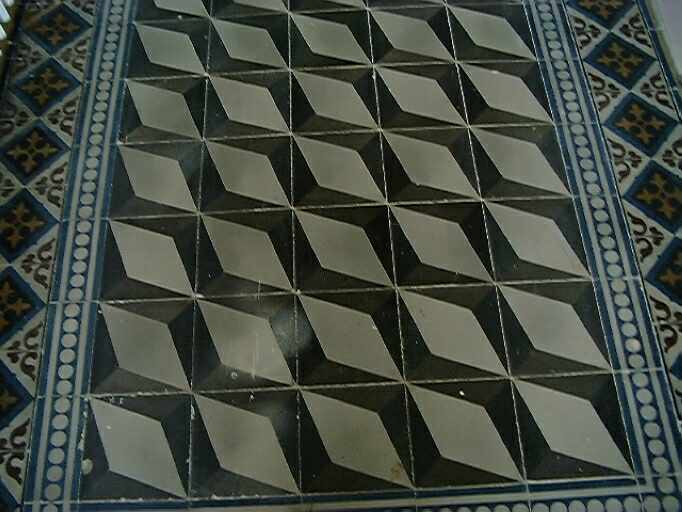 Logis, intérieur, rez-de-chaussée, vue du tapis en carrelage du couloir d'entrée.