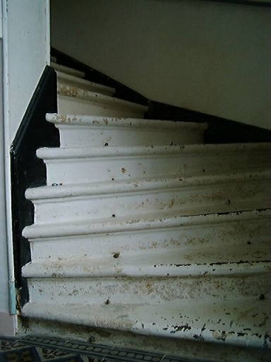 Logis, intérieur, rez-de-chaussée, départ de l'escalier tournant en pierre.